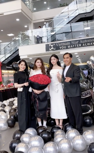 3 Con Gai Quyen Linh Mua Xe Hon 8 Ti O Tuoi 19 Gay Tranh Cai Vi Sao