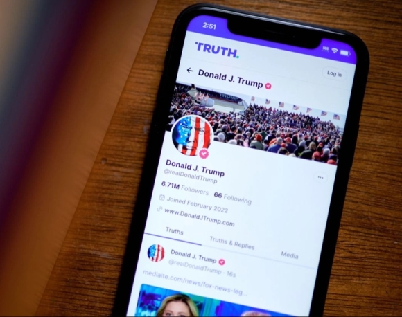 1 Bo Tu Phap My Cam Nhan Vien Dang Cong Viec Len Mang Xa Hoi Trai Nguoc Voi Thoi Quen Cua Ong Trump