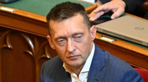 1 My Bat Ngo Do Bo Lenh Trung Phat Voi Quan Chuc Cap Cao Hungary