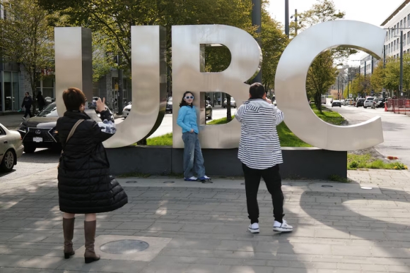 1 Sinh Vien My Do Xo Di Canada Hoc Dai Hoc Vi Ong Trump Cat Giam Tai Tro