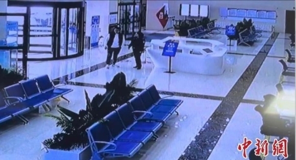 2 Canh Sat Gia Bi Bat Vi Gio The Dom Truoc Canh Sat That