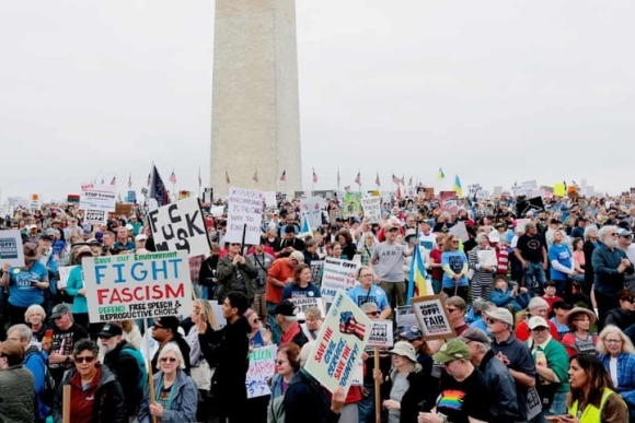 1 Ong Trump Muon Dieu Hanh Chinh Phu Nhu Doanh Nghiep De Sa Thai Cong Chuc De Hon