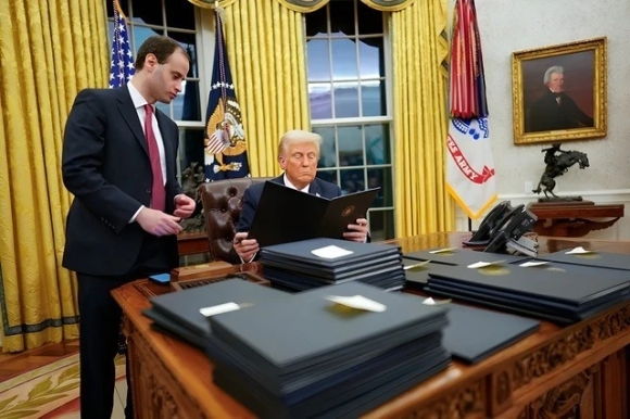 1 Tong Thong Trump Tiep Tuc Bi Kien Vi Ap Thue Vuot Tham Quyen