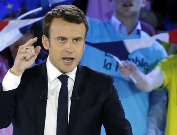 1 Macron Chi Co Mot Ke Xam Luoc  Do La Nga