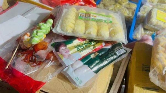 2 Cong An Ha Noi Thu Giu 1 Tan Xien Ban Vien Tha Lau Sap Tuon Ra Thi Truong