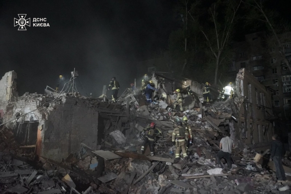 2 Macron Chi Co Mot Ke Xam Luoc  Do La Nga