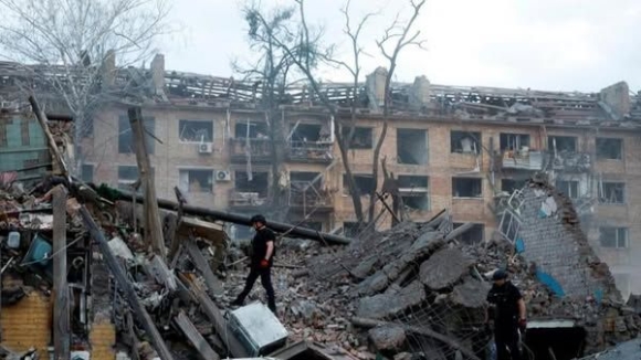 3 Macron Chi Co Mot Ke Xam Luoc  Do La Nga