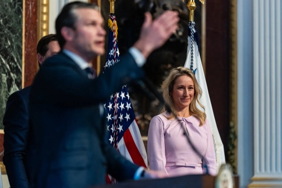 1 Vo Bo Truong Quoc Phong My Gay Tranh Cai Khi Luon Du Hop Cung Chong