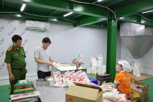 2 Cong An Dot Kich Cong Ty Famimoto Tam Giu Hang Tram Tan Mi Chinh Hat Nem Gia