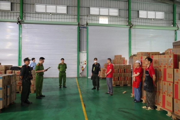 3 Cong An Dot Kich Cong Ty Famimoto Tam Giu Hang Tram Tan Mi Chinh Hat Nem Gia