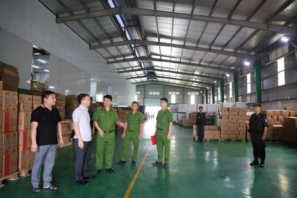 2 Lanh Dao Xa Ngo Ngang Khi Nghe Tin Cong Ty Famimoto San Xuat Mi Chinh Hat Nem Gia