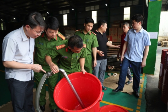 4 Lanh Dao Xa Ngo Ngang Khi Nghe Tin Cong Ty Famimoto San Xuat Mi Chinh Hat Nem Gia