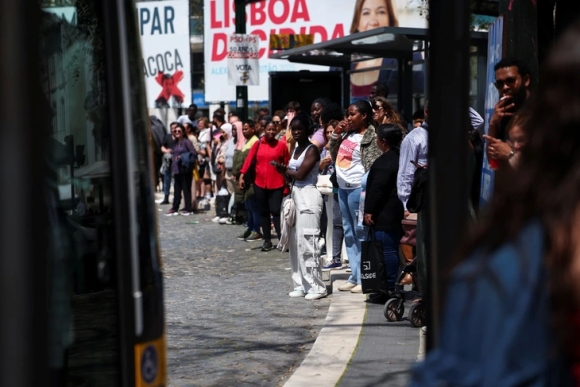 2 Mat Dien Lam Te Liet Tay Ban Nha Va Bo Dao Nha Nhieu Nguoi Ket Trong Thang May