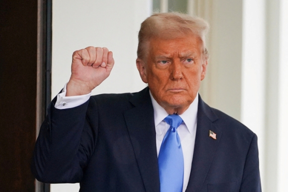 1 100 Ngay Ong Trump Khuay Dao Nuoc My Va The Gioi