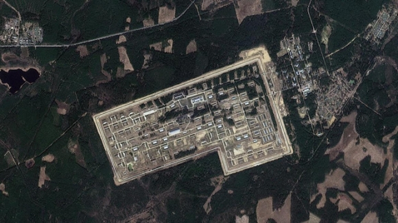 1 Anh Ve Tinh He Lo Thiet Hai Nang Ne Tai Kho Vu Khi 100000 Tan Cua Nga