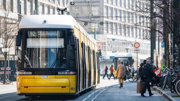 1 Hanh Khach Di Tau Dien Ngam Berlin Co Mo Cua Tau Co Nguy Co Bi Phat Tu Thang 5