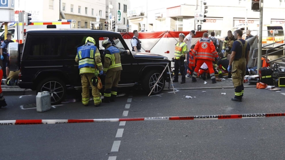 1 Xe Hoi Mat Lai Lao Vao Dam Dong Tai Stuttgart 8 Nguoi Bi Thuong Trong Do Co Tre Nho