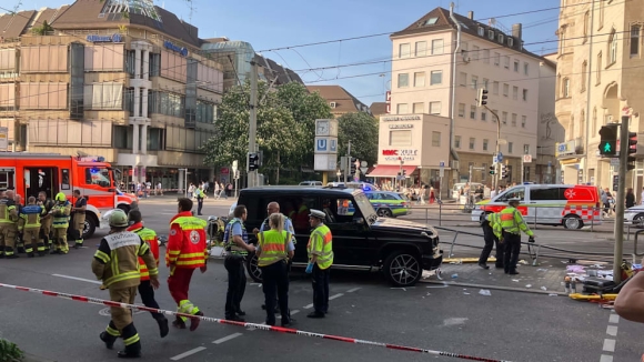 3 Xe Hoi Mat Lai Lao Vao Dam Dong Tai Stuttgart 8 Nguoi Bi Thuong Trong Do Co Tre Nho