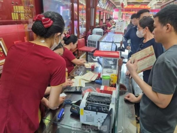 1 Nguoi Om Vang Lo Nang