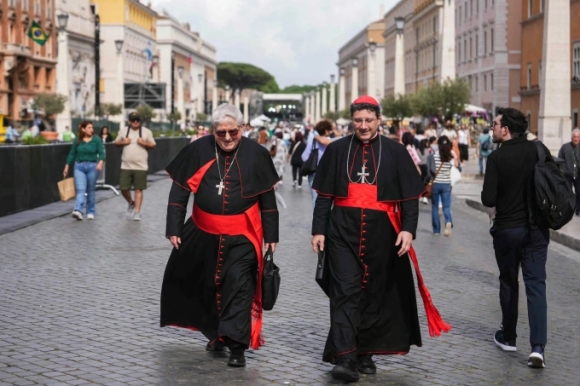 1 Vatican Cat Song Dien Thoai Trong Thoi Gian Mat Nghi Hong Y