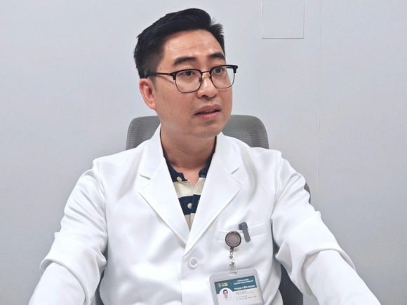 2 Bac Si Ke Chuyen Cuu Co Gai Co Giat Vi Tai Nan Giua Dem Va Dong Chu La Tren Xe