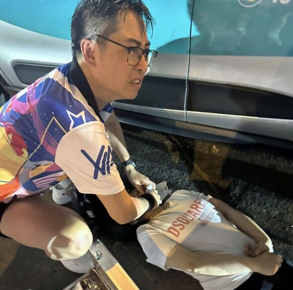 4 Bac Si Ke Chuyen Cuu Co Gai Co Giat Vi Tai Nan Giua Dem Va Dong Chu La Tren Xe