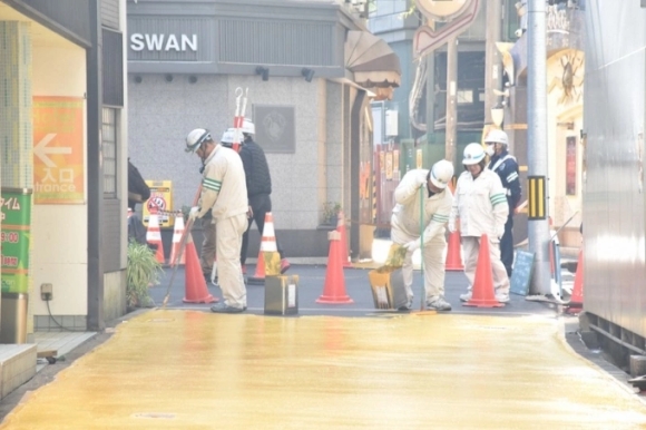 2 Canh Sat Nhat Son Vang Ca Tuyen Pho De Chong Mai Dam