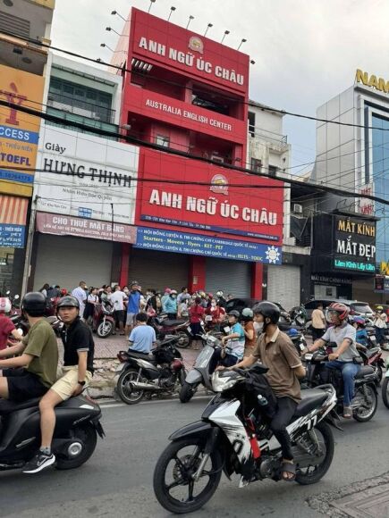 1 Nong Mot Trung Tam Anh Ngu Tai Tp Hcm Thu Tien Ti Roi Dot Ngot Dong Cua