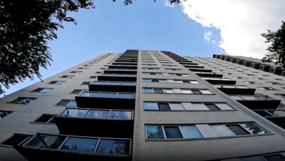 1 Be Hai Tuoi Song Sot Sau Khi Roi Tu Tang 15