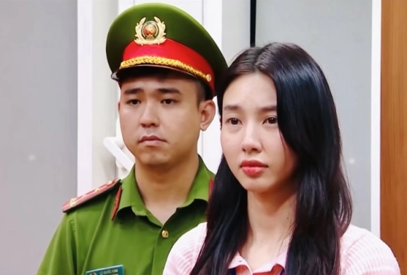 1 Hoa Hau Thuy Tien Che Giau Vai Tro Co Dong Trong Phi Vu Keo Kera The Nao