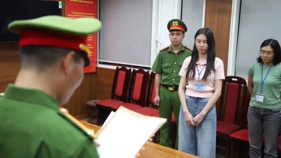 1 Thuy Tien Co Bi Tuoc Vuong Mien Hoa Hau Hoa Binh Quoc Te