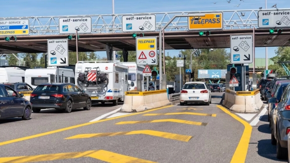 2 Nguoi Duc Ngai Gap Tram Thu Phi Khi Di Du Lich Nuoc Ngoai