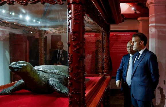 3 Macron  Nguoi Dan Ong Dam Yeu Dam Nghi Dam Hanh Dong