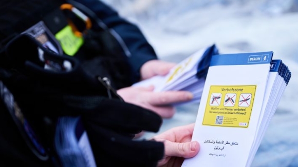 1 Cam Mang Vu Khi Tai 12 Ga Tau Lon O Berlin Tu Ngay 265