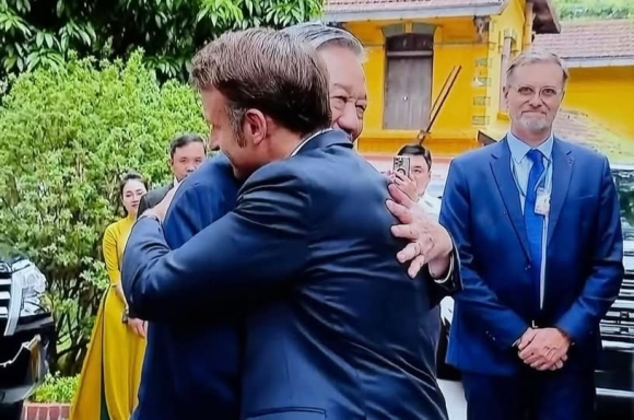 1 Lu Ong Trong Tay Ao Cua To Tuong Quan