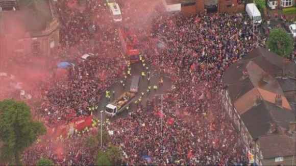 2 Xe Dien Lao Vao Dam Dong Ruoc Cup Premier League O Liverpool Hat Tung Nhieu Nguoi