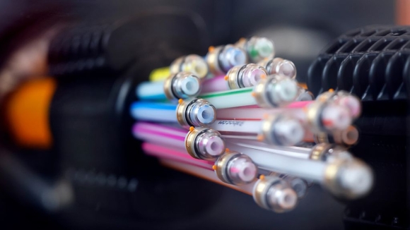 1 Duc Day Manh Ha Tang So Cap Quang Va 5g Internet Nhanh Hon Cho Moi Nguoi