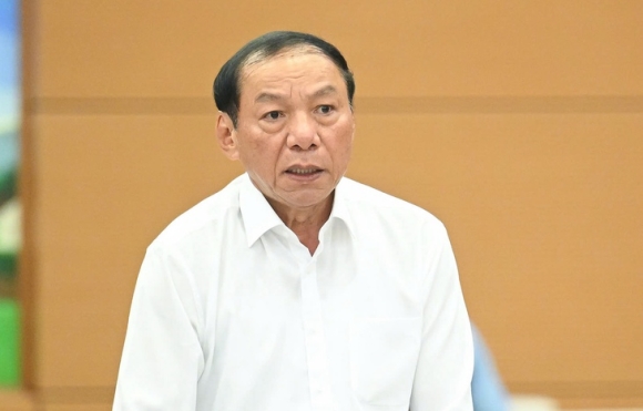 1 Mac Ao Co Logo Thuong Hieu Khong Phai Quang Cao Dai Bieu Quoc Hoi Cu Yen Tam Mac