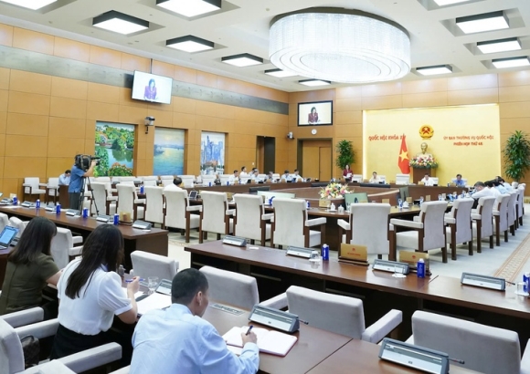 2 Mac Ao Co Logo Thuong Hieu Khong Phai Quang Cao Dai Bieu Quoc Hoi Cu Yen Tam Mac