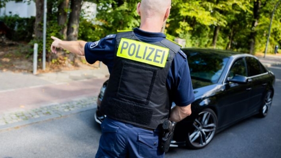 1 Ba Canh Sat Berlin Bi Bat Vi Toi Gia Mao Kiem Tra Giao Thong Chiem Doat Tien Mat