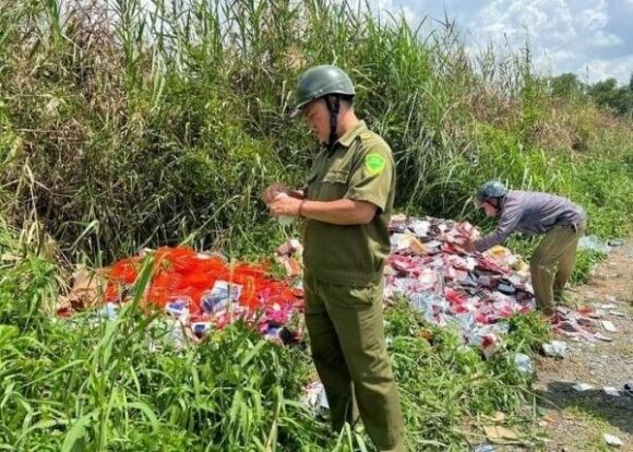 1 Cong An Vao Cuoc Vu Thuc Pham Chuc Nang Bi Vut O Bai Dat Trong Tai Tphcm