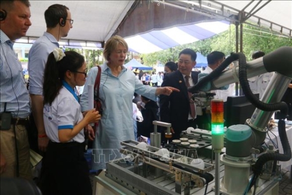 2 Hoc Sinh Sinh Vien Dong Nai Tim Hieu Co Hoi Hoc Tap Va Lam Viec Tai Duc