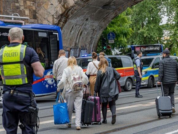 1 Hon 200 Hanh Khach Mac Ket 5 Gio Tren Ice Tai Cologne Canh Sat Phai Can Thiep