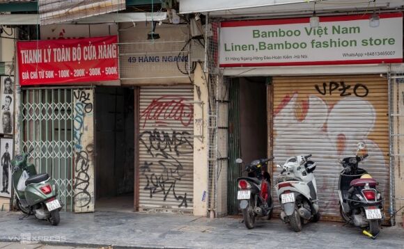 5 Loat Cua Hang O Ha Noi Dong Cua Tra Mat Bang