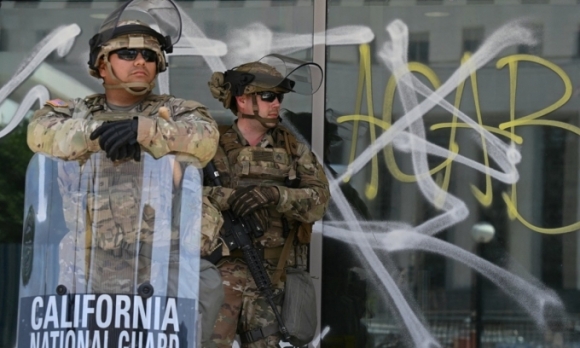 1 Ve Binh Quoc Gia   Tam Diem Tranh Cai Giua Ong Trump Va California