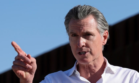 1 Thong Doc California Ong Trump Dang Huy Hoai Nen Dan Chu My