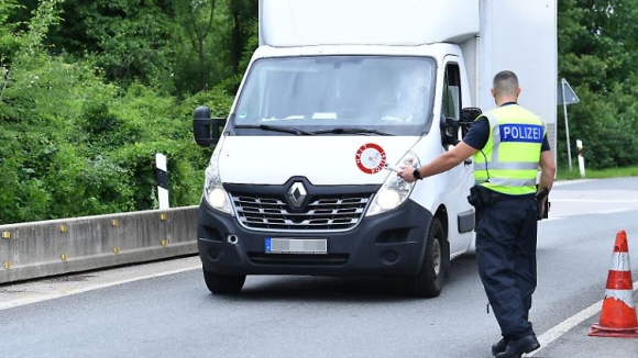 1 Chinh Sach Truc Xuat Nguoi Ti Nan Cua Chinh Quyen Merz Thu Thach Va Giai Phap Tai Duc