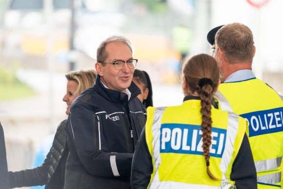 1 Chinh Sach Truc Xuat Nguoi Xin Ti Nan Cua Bo Truong Noi Vu Duc Nhan Duoc Su Ung Ho Rong Rai