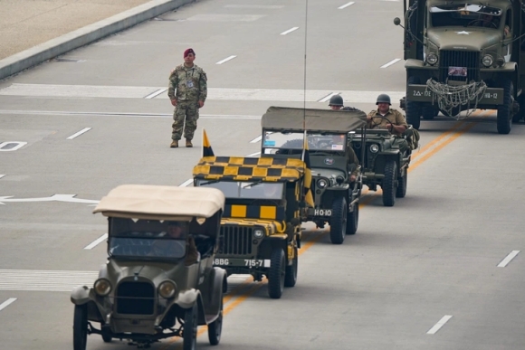 11 My Duyet Binh Quy Mo Lon Nhat Trong 34 Nam Giua Luc 2000 Cuoc Bieu Tinh Dien Ra Tren Ca Nuoc