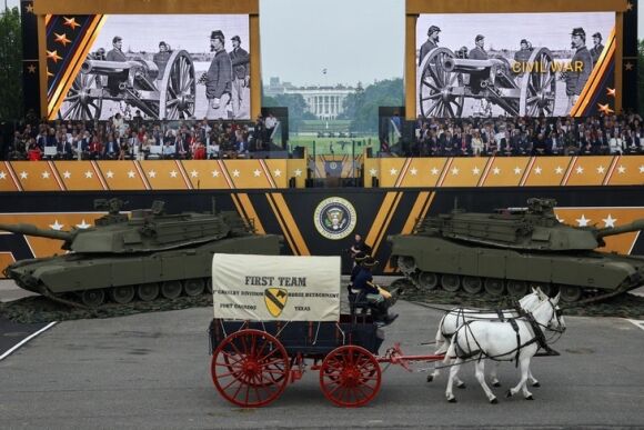 12 My Duyet Binh Quy Mo Lon Nhat Trong 34 Nam Giua Luc 2000 Cuoc Bieu Tinh Dien Ra Tren Ca Nuoc